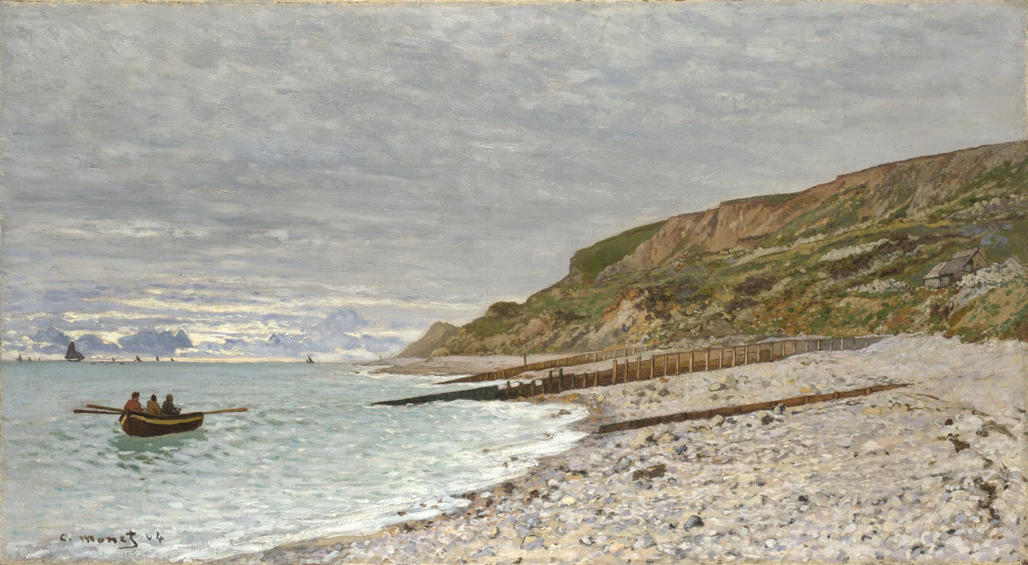 A rowing boat pulls away from a long pebble beach with wooden groynes below grassy cliffs under a heavy gray sky — Claude Monet, La Pointe de la Hève, Sainte-Adresse, 1864