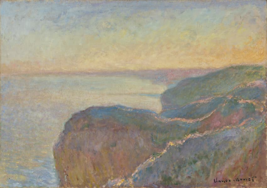 Grassy chalk cliffs rimmed with golden light drop toward a calm sea glowing pale yellow and lilac under a warm hazy sky — Claude Monet, Sur la falaise de Dieppe, 1897