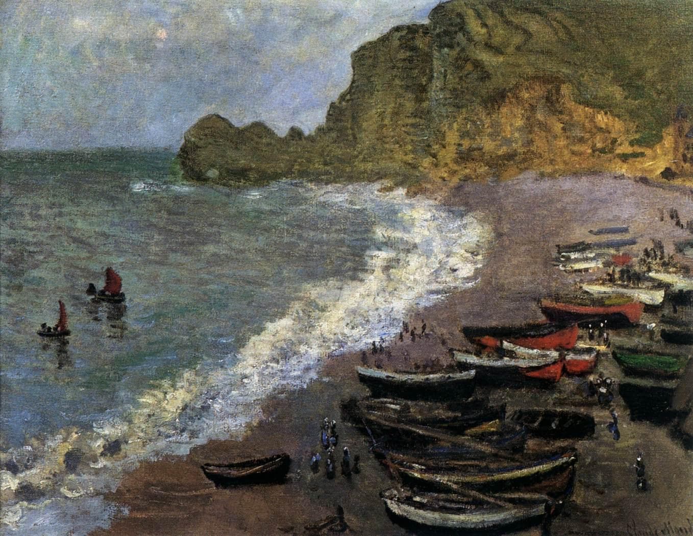 Rows of dark fishing boats lie on a curving shingle beach beneath a sunlit chalk cliff, with green sea and a line of white surf at left — Claude Monet, The Beach at Étretat, 1883